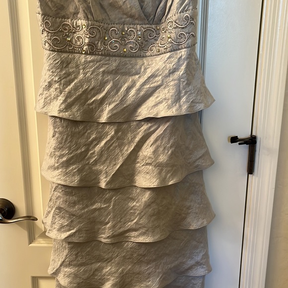 R&M Richards silver shimmery embellished mid length layered look dress size 6 - Picture 4 of 7